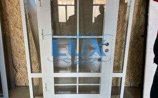 стальная арочная дверь с порошковым напылением белого цвета и стеклянными вставками