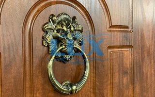 входная дверь с МДФ и ручкой стучалкой