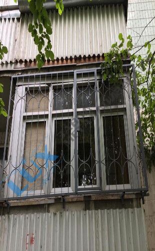 стальная распашная решетка на балкон