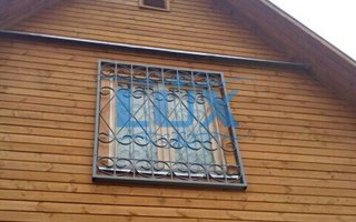 металлическая решетка на двустворчатое окно