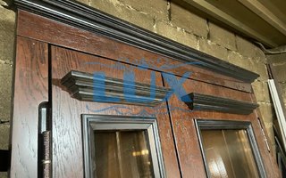 карниз входной двустворчатой двери со стеклом и ковкой