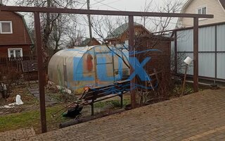опорные столбы на винтовых сваях для односкатного навеса