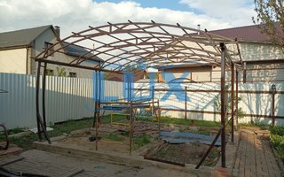 конструкция дачного навеса с арочной крышей