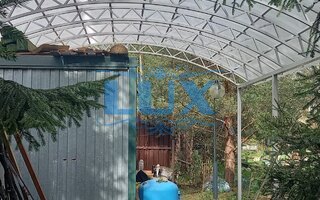 арочный навес из поликарбоната, установлен на стальных фермах и опорах, покрытых серой нитроэмалью