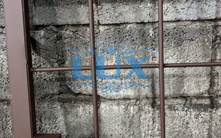 распашная решетка с наружным открыванием, защитная полоса ригелей по всей высоте